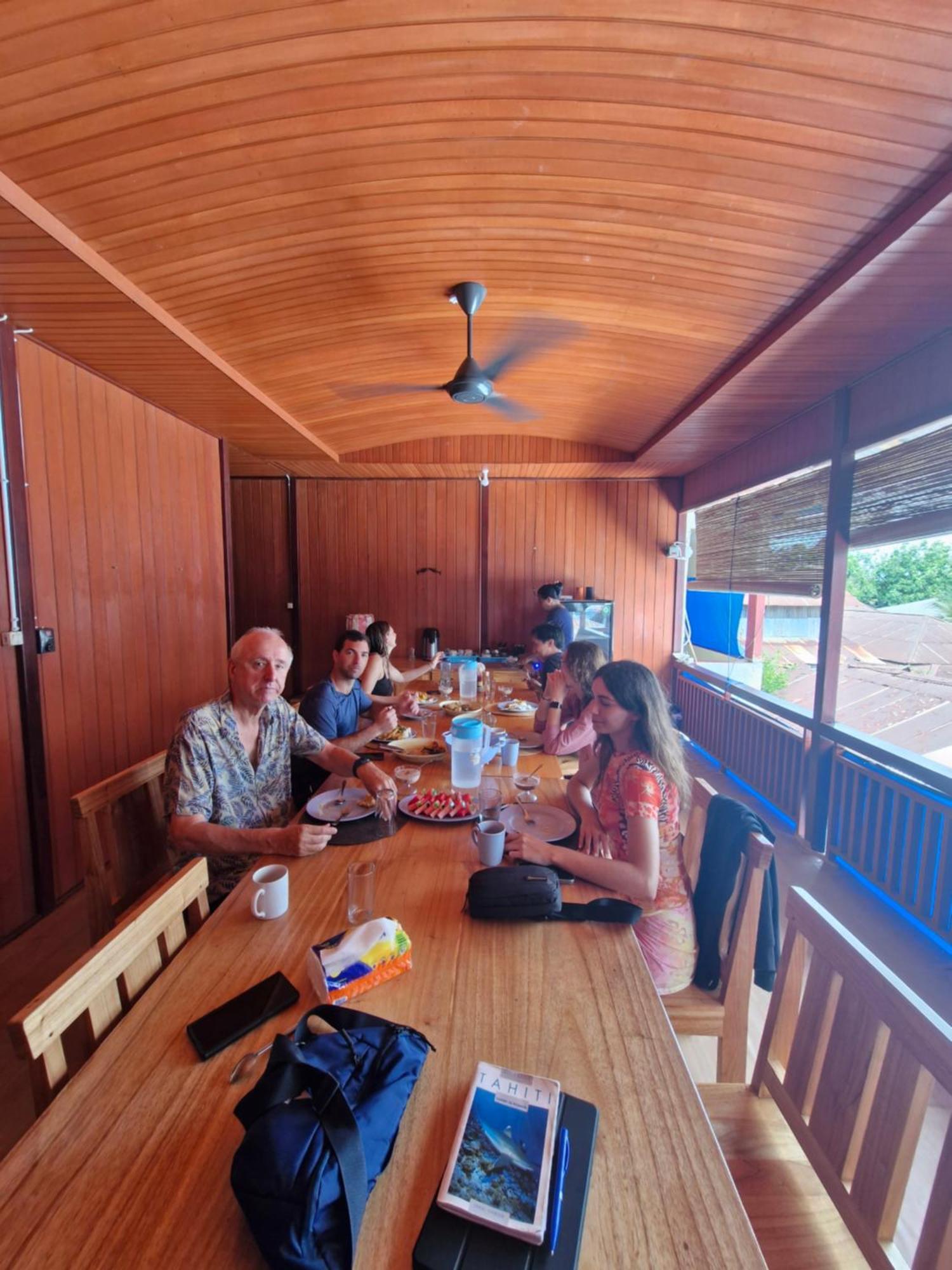 Blue Shark Divers Bunaken Ngoại thất bức ảnh